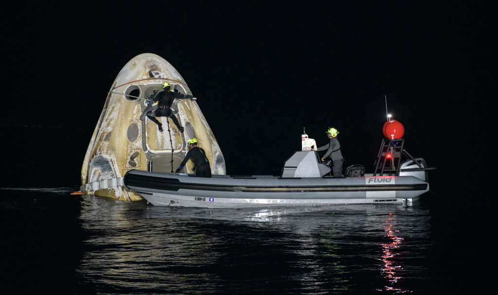 "Crew Dragon" heil auf der Erde gelandet (Bild: NASA/AFP)