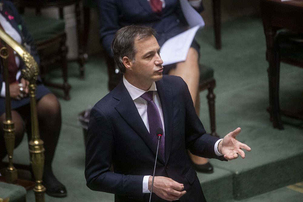 Premier Alexander De Croo in der Kammer (Bild: Hatim Kaghat/Belga)