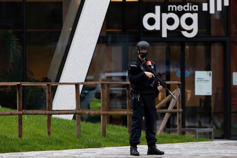 Polizist vor dem DPG-Medienhaus in Antwerpen (Bild: Kristof Van Accom/Belga)