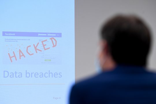 Premier De Croo am Mittwoch zu Besuch beim Unternehmen Ranson, das zum Opfer eines Ransomware-Angriffs geworden war, also Lösegeld bezahlen musste, um seine Daten zurückzubekommen (Bild: Frederic Sierakowski/Pool/Belga)