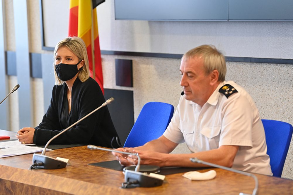 Verteidigungsministerin Ludivine Dedonder und Stabschef Michel Hofman bei der Pressekonferenz (Bild: Eric Lalmand/Belga)