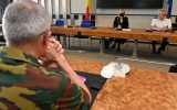 Verteidigungsministerin Ludivine Dedonder und Stabschef Michel Hofman bei der Pressekonferenz (Bild: Eric Lalmand/Belga)