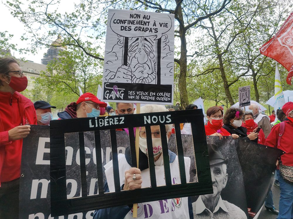 Demo in Brüssel vor dem Amtssitz von Pensionsministerin Lalieux (Bild: Ophelie Delarouzee/Belga)