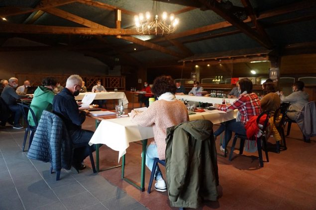 Der Ameler Gemeinderat tagte im Saal des Take Five in Deidenberg (Bild: Stephan Pesch/BRF).