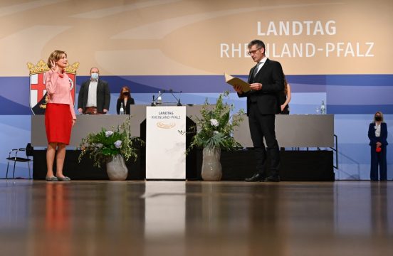 Malu Dreyer leistet den Eid