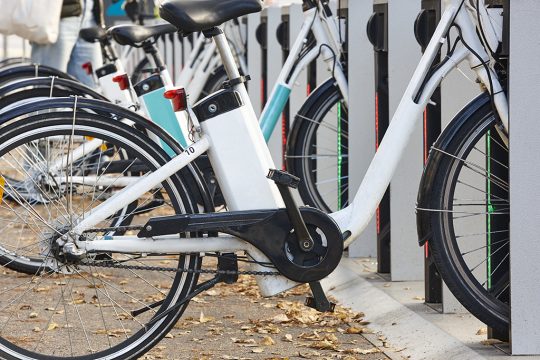 E-Bikes warten auf die nächste Tour