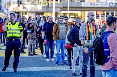 Eurovision Song Contest in Rotterdam - Fans warten auf das erste Halbfinale (Bild: Robin Utrecht/AFP)