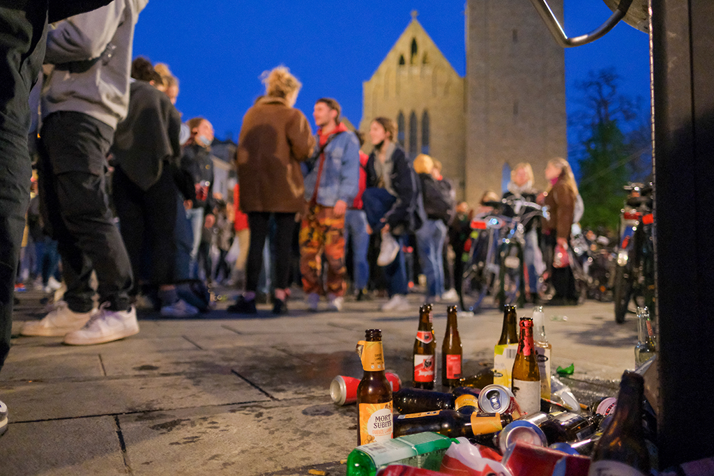 Rund um die Place Flagey in Ixelles versammelten sich am Samstagabend mehrere Tausend meist junge Menschen (Bild: Nicolas Maeterlinck/Belga)