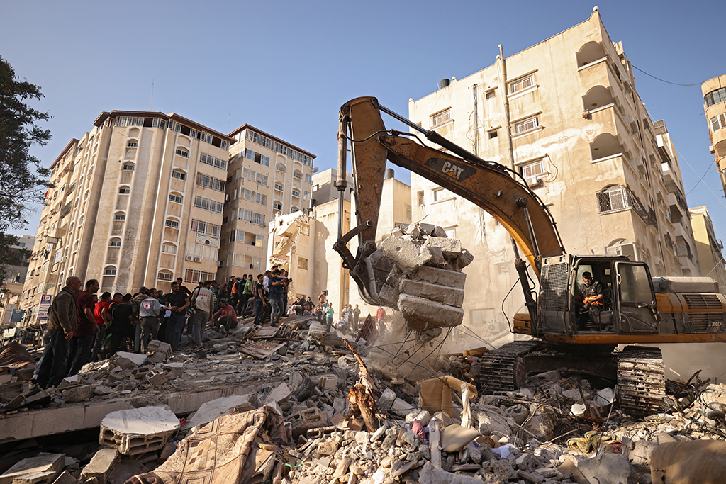 Aufräumarbeiten nach einem Luftangriff in Gaza City (Bild: Mohammed Abed/AFP)