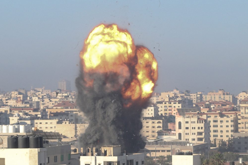 Feuerball über Gaza-Stadt (Bild: Mohammed Abed/AFP)