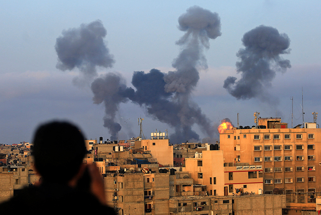 Rauch über dem Gazastreifen (Bild: Mahmoud Khatab/AFP)