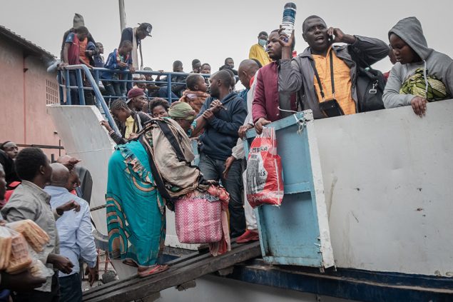 Bewohner der kongolesischen Stadt Goma werden evakuiert (Bild: Guerchom Ndebo/AFP)