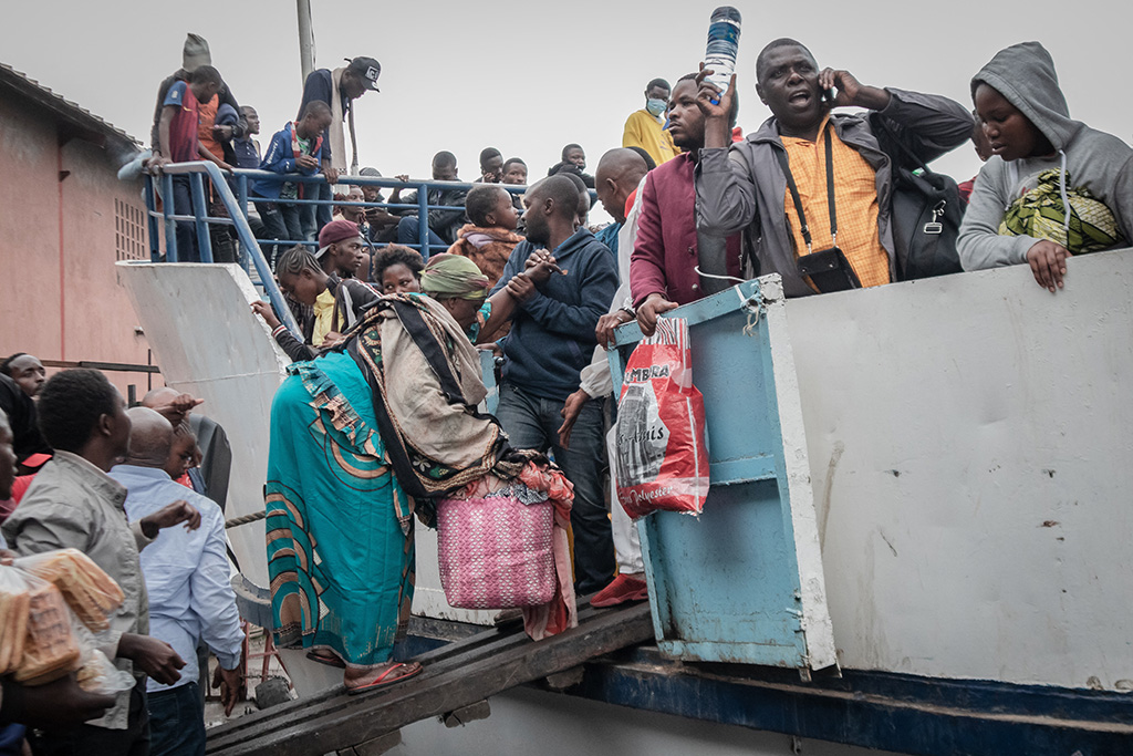 Bewohner der kongolesischen Stadt Goma werden evakuiert (Bild: Guerchom Ndebo/AFP)