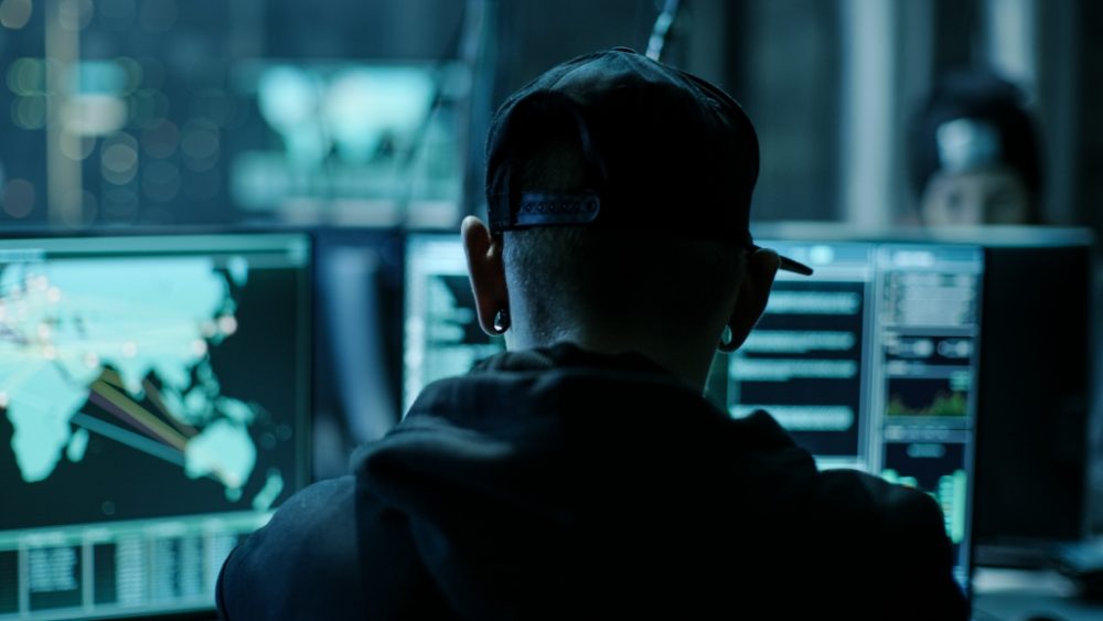 Hacker vor einem Computerbildschirm (Illustrationsbild: © Bildagentur PantherMedia / Gorodenkoff)