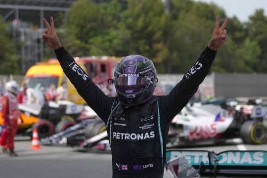 Hamilton gewinnt in Barcelona (Bild: Emilio Morenatti/Pool/AFP)