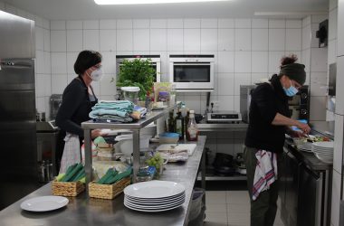 Heike Stoffels in der Küche des Haus Zahlepohl in Raeren (Bild: Michaela Brück/BRF)