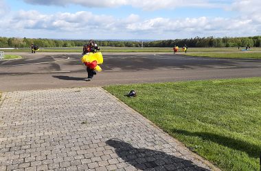 Hayabusa - die belgische Fallschirmsprung-Nationalmannschaft beim Training in Spa (Bild: Christophe Ramjoie/BRF)