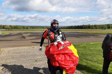 Hayabusa - die belgische Fallschirmsprung-Nationalmannschaft beim Training in Spa (Bild: Christophe Ramjoie/BRF)