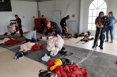 Hayabusa - die belgische Fallschirmsprung-Nationalmannschaft beim Training in Spa (Bild: Christophe Ramjoie/BRF)