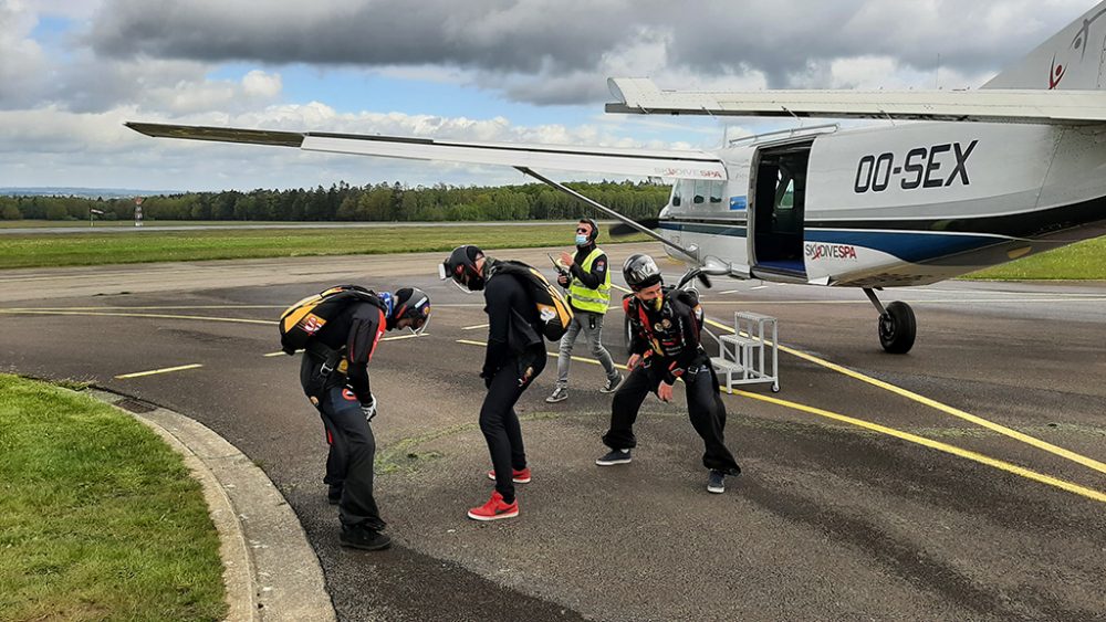 Hayabusa - die belgische Fallschirmsprung-Nationalmannschaft beim Training in Spa (Bild: Christophe Ramjoie/BRF)