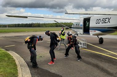 Hayabusa - die belgische Fallschirmsprung-Nationalmannschaft beim Training in Spa (Bild: Christophe Ramjoie/BRF)