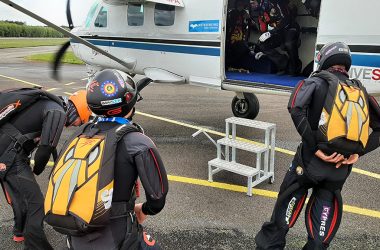 Hayabusa - die belgische Fallschirmsprung-Nationalmannschaft beim Training in Spa (Bild: Christophe Ramjoie/BRF)