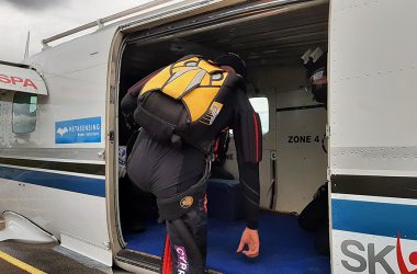 Hayabusa - die belgische Fallschirmsprung-Nationalmannschaft beim Training in Spa (Bild: Christophe Ramjoie/BRF)