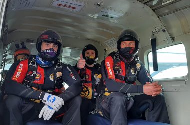 Hayabusa - die belgische Fallschirmsprung-Nationalmannschaft beim Training in Spa (Bild: Christophe Ramjoie/BRF)