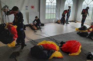 Hayabusa - die belgische Fallschirmsprung-Nationalmannschaft beim Training in Spa (Bild: Christophe Ramjoie/BRF)