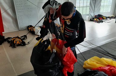 Hayabusa - die belgische Fallschirmsprung-Nationalmannschaft beim Training in Spa (Bild: Christophe Ramjoie/BRF)