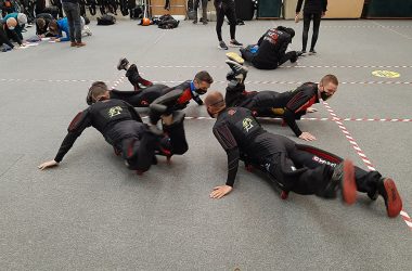 Hayabusa - die belgische Fallschirmsprung-Nationalmannschaft beim Training in Spa (Bild: Christophe Ramjoie/BRF)