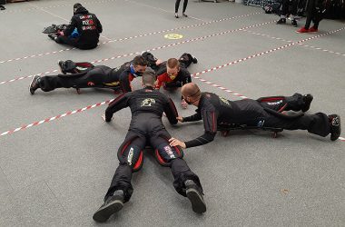 Hayabusa - die belgische Fallschirmsprung-Nationalmannschaft beim Training in Spa (Bild: Christophe Ramjoie/BRF)