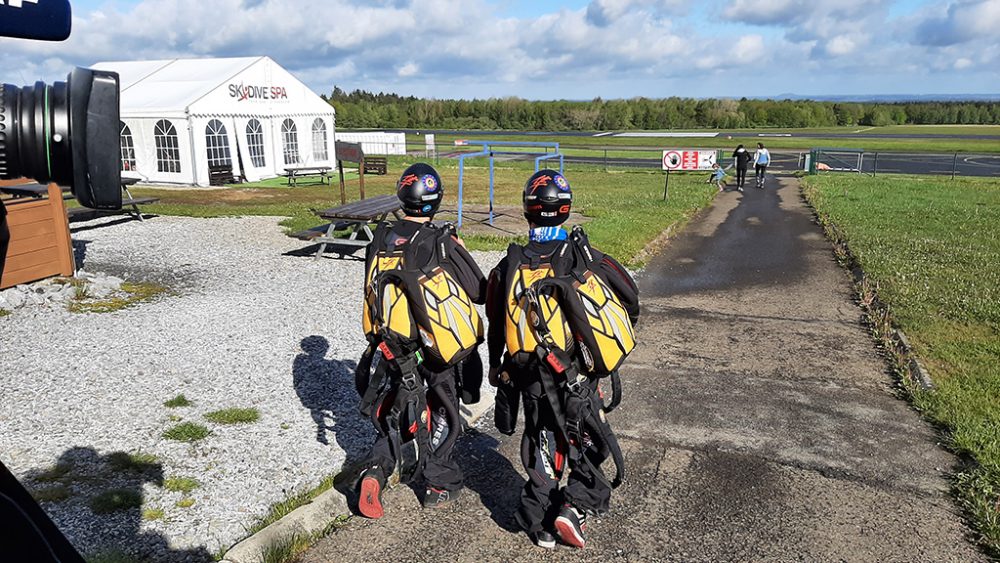 Hayabusa - die belgische Fallschirmsprung-Nationalmannschaft beim Training in Spa (Bild: Christophe Ramjoie/BRF)