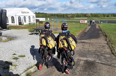 Hayabusa - die belgische Fallschirmsprung-Nationalmannschaft beim Training in Spa (Bild: Christophe Ramjoie/BRF)