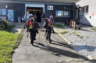 Hayabusa - die belgische Fallschirmsprung-Nationalmannschaft beim Training in Spa (Bild: Christophe Ramjoie/BRF)