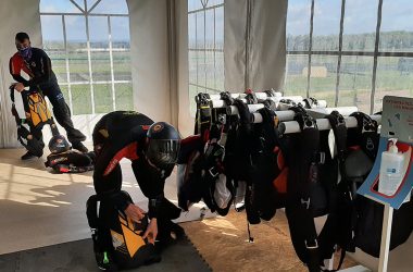 Hayabusa - die belgische Fallschirmsprung-Nationalmannschaft beim Training in Spa (Bild: Christophe Ramjoie/BRF)