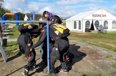 Hayabusa - die belgische Fallschirmsprung-Nationalmannschaft beim Training in Spa (Bild: Christophe Ramjoie/BRF)