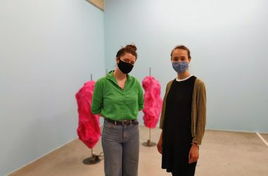 "Gestures of Collapse": Neue Ausstellung im Ikob - Künstlerin Helen Anna Flanagan und Kuratorin Brenda Guesnet (Bild: Raffaela Schaus/BRF)