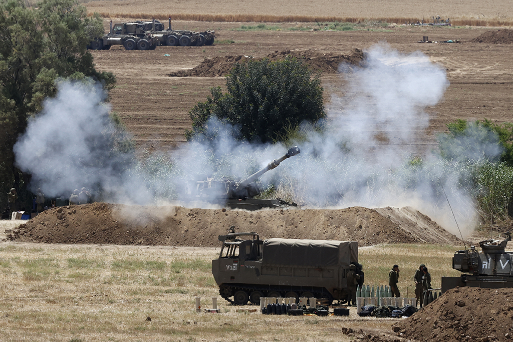 Israelische Soldaten feuern Geschosse in Richtung Gazastreifen (Bild: Jack Guez/AFP)