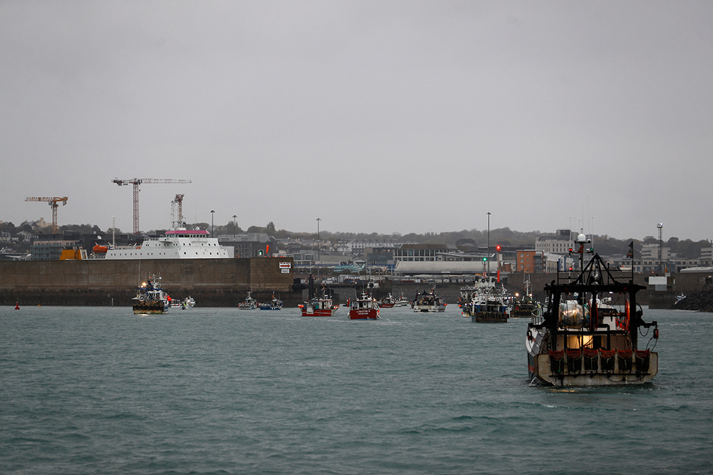 Französische Fischerboote blockieren Hafen von Kanalinsel Jersey