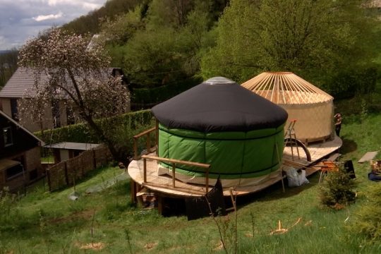 Nathalie Emonds und Raphaël Threis bauen zwei Jurten auf dem Livremont-Hügel nahe Malmedy