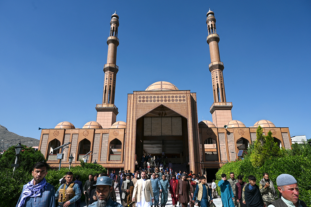 Ende des Ramadan: Gläubige verlassen die Abdul-Rahman-Moschee in Kabul (Bild: Wakil Kohsar/AFP)