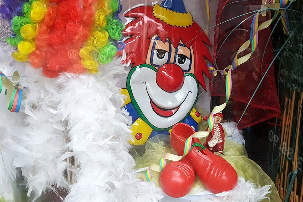Karnevals-Dekoration in einem Geschäft in Eupen