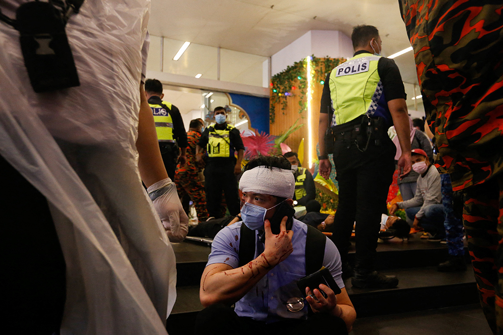 Zusammenstoß von zwei Stadtbahnen in der malaysischen Hauptstadt Kuala Lumpur (Bild: STR/AFP)