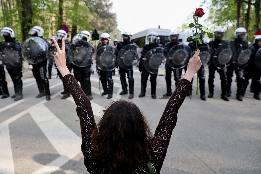 Polizeikräfte bei der illegalen Veranstaltung "La Boum 2" im Bois de La Cambre in Brüssel am 1. Mai (Bild: Kenzo Tribouillard/AFP)