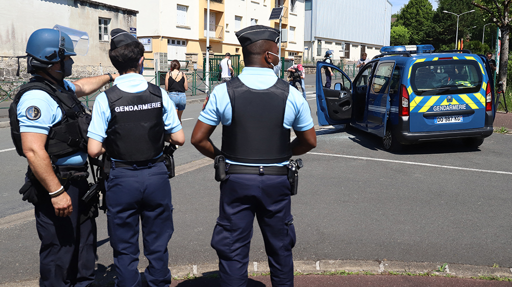 Mehr als 200 Polizisten fahnden nach schwer bewaffnetem, ehemaligen Soldaten (Bild: Diarmid Courreges/AFP)