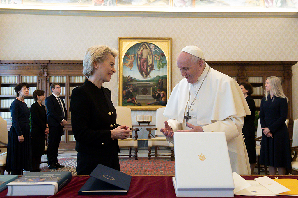 Ursula von der Leyen trifft Papst Franziskus (Bild: Vatican Media/AFP)