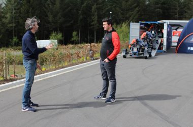 Yannick Neuville mit Nicolas Klinger, einem früheren Beifahrer von Thierry Neuville. Klinger arbeitet nun für die FIA (Bild: Katrin Margraff/BRF)