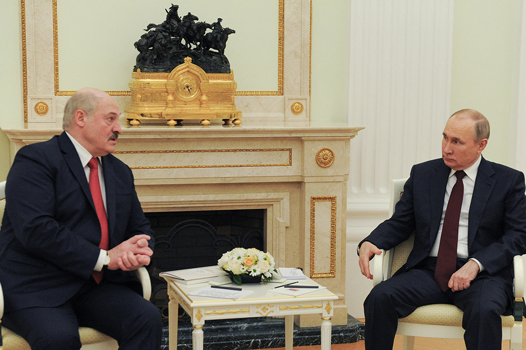 Alexander Lukaschenko bei einem Treffen mit dem russischen Präsidenten Wladimir Putin am 22. April (Bild: Mikhail Klimentyev/AFP)