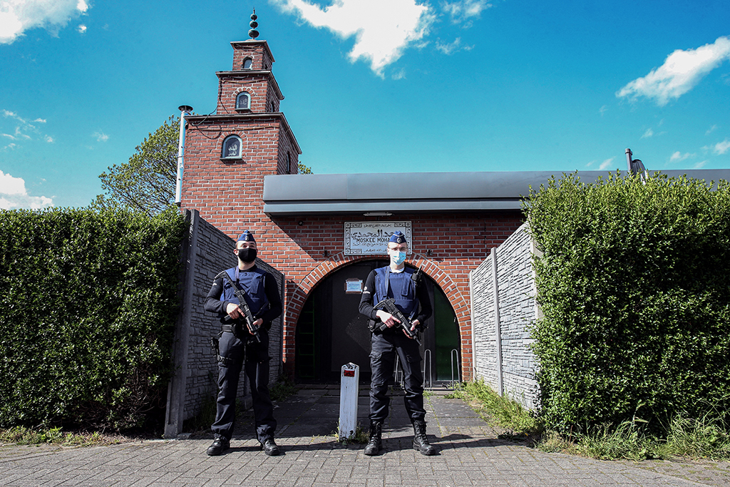Polizisten bewachen eine Moschee in Maasmechelen (Bild: François Walschaerts/Belga)